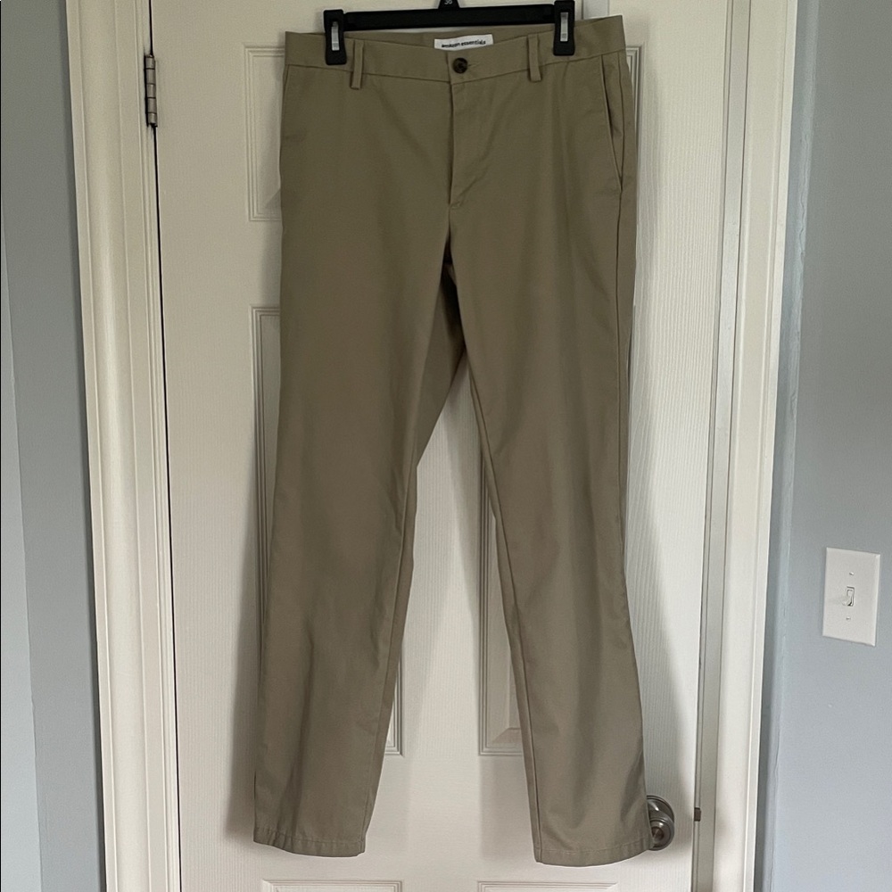 Amazon Essentials Men's Chino Pants in Khaki, 31W/32L